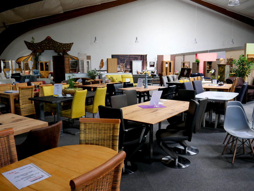 Halle mit verschiedenen Esstischen