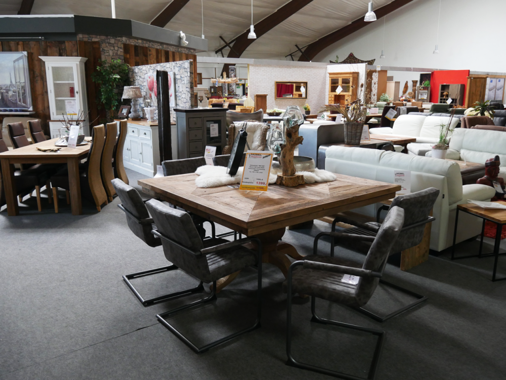 Esstisch, Stühle und Sessel