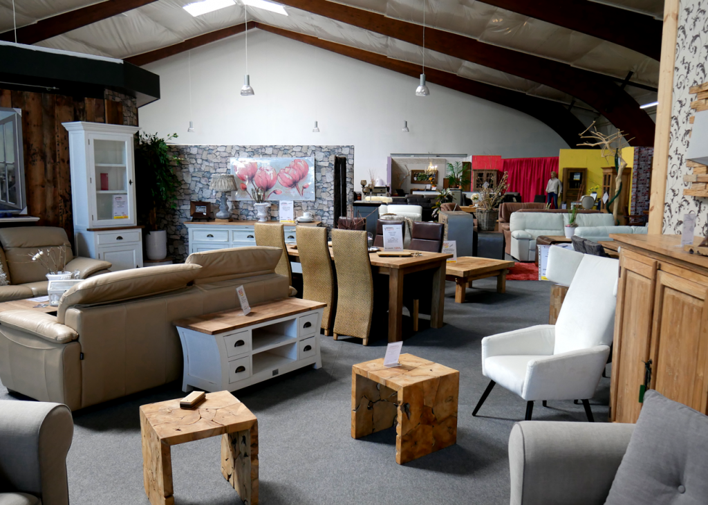 Holzesstisch und Holzmöbel uns Sofa