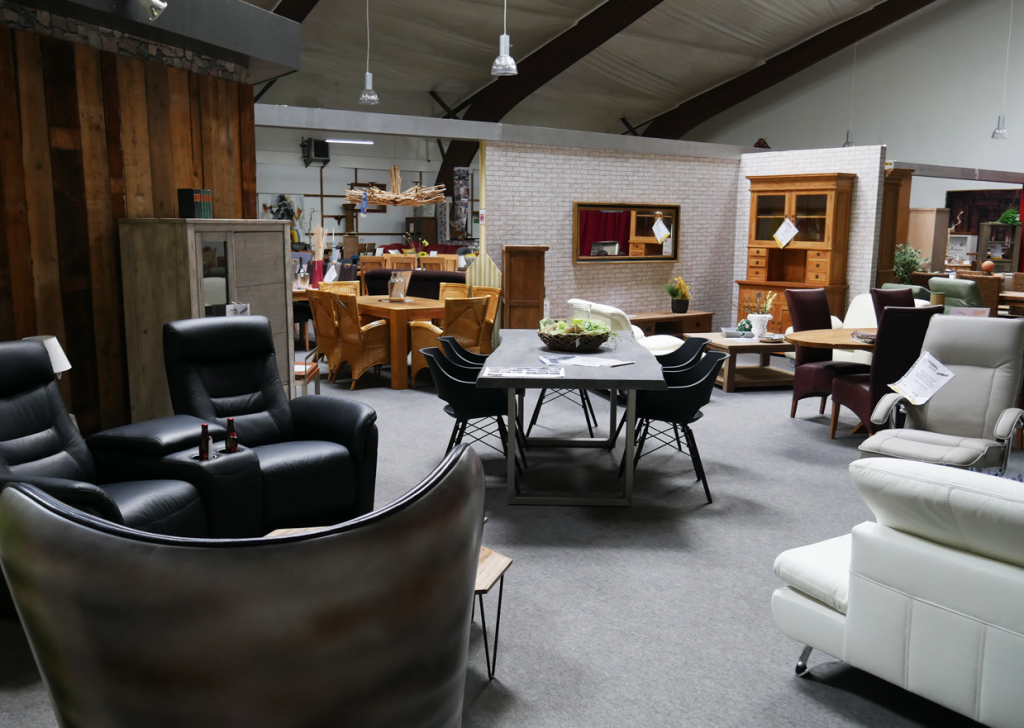 Sessel und Esstische