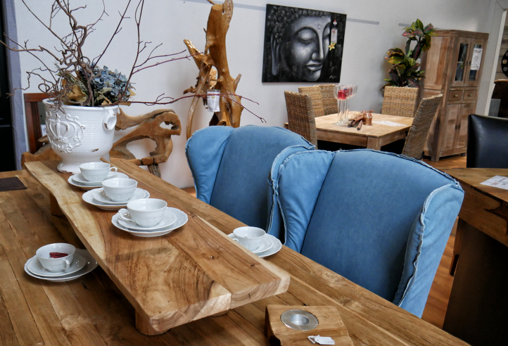 Esstisch mit Teetassen