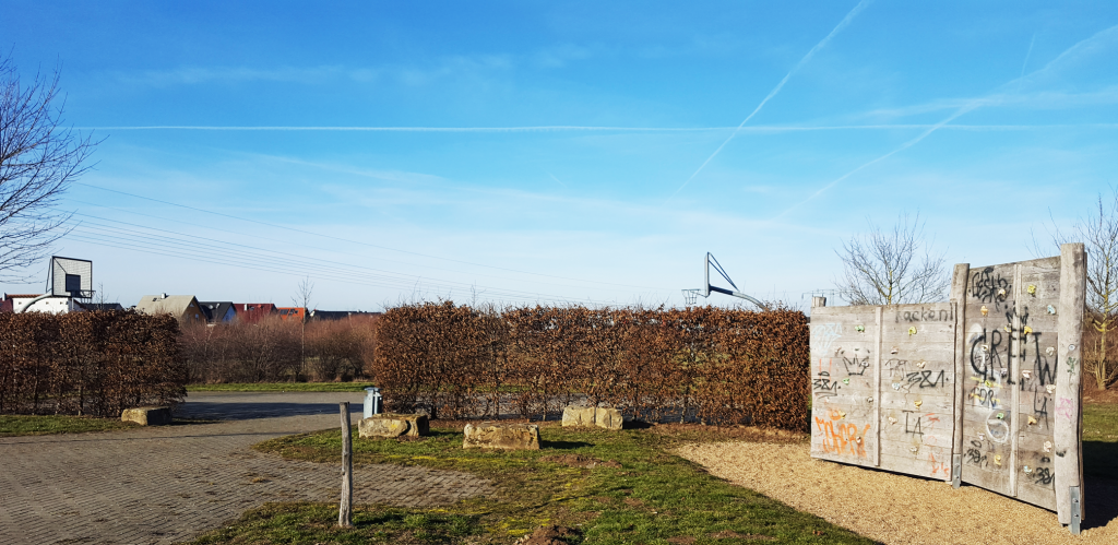 Kletterwand und Basketballplatz in Lamme