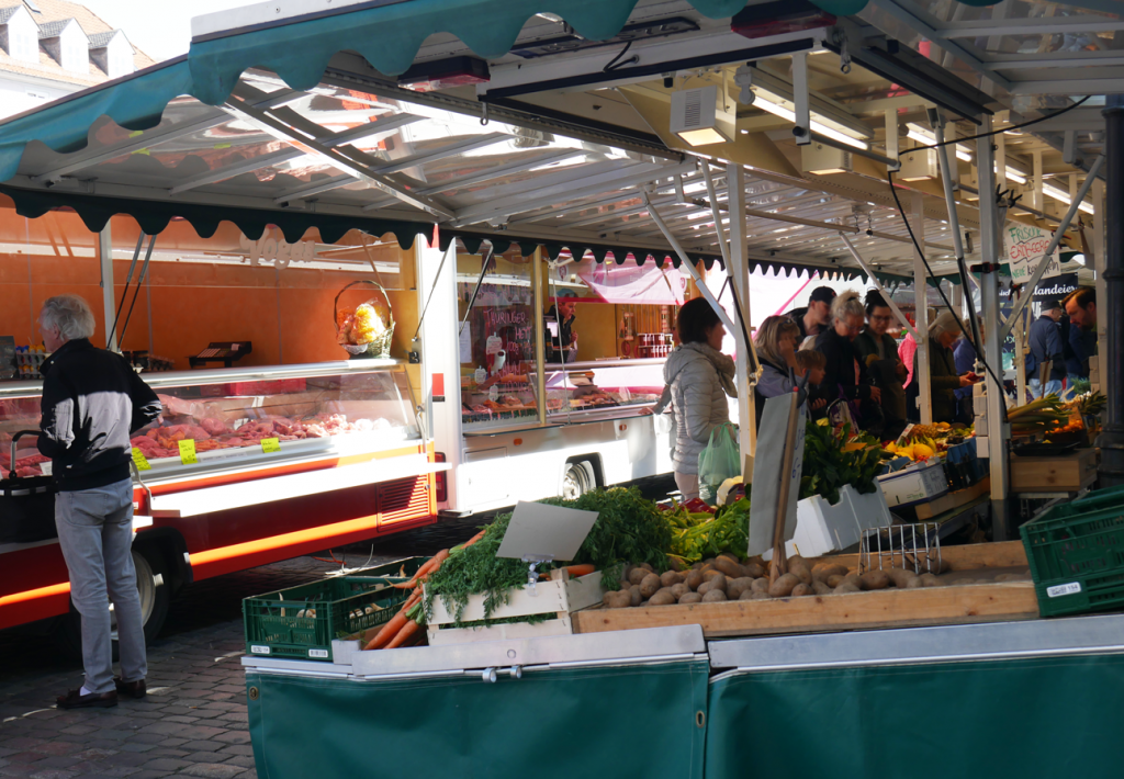 Marktstände die Gemüse und Fleisch anbieten