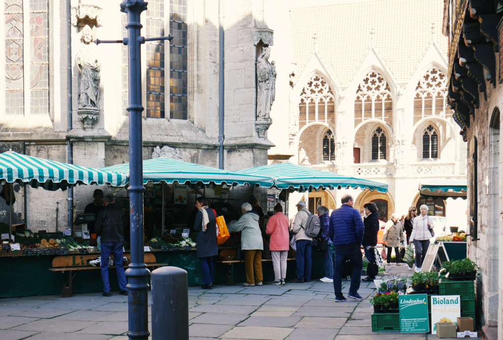 Marktstände auf dem Magnikirchplatz