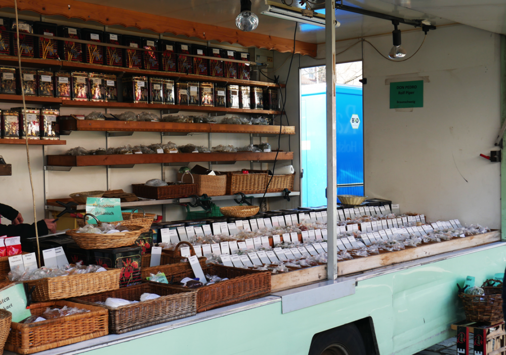 verschiedene Tee und Gewürze stehen zum Verkauf