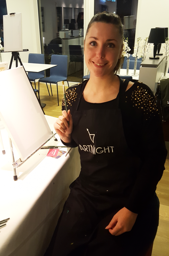 Voll ausgestattet mit Pinsel und Schürze