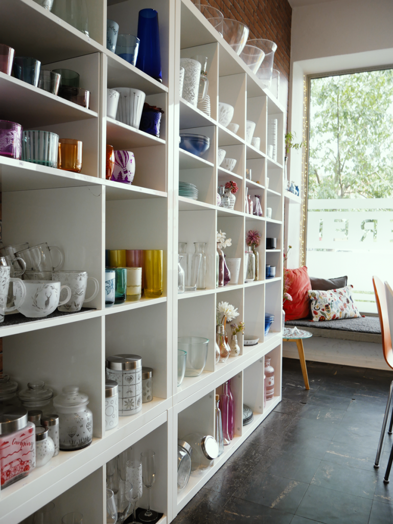 Regalwand mit Glasartikeln