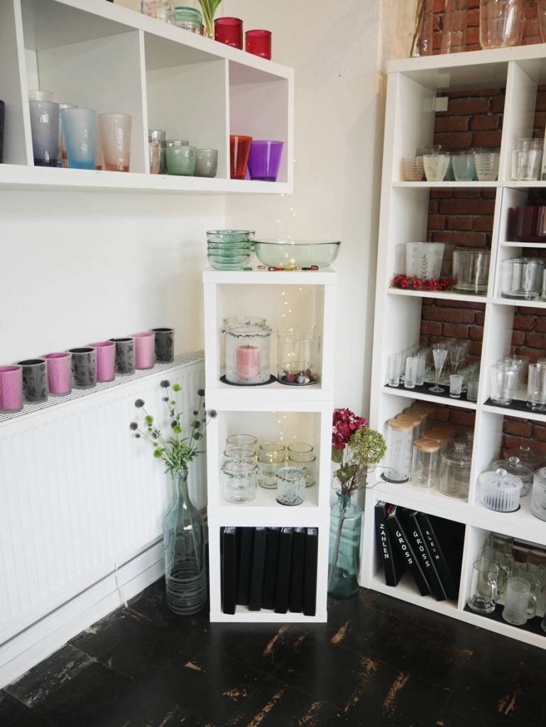 Regale mit Glasartikeln