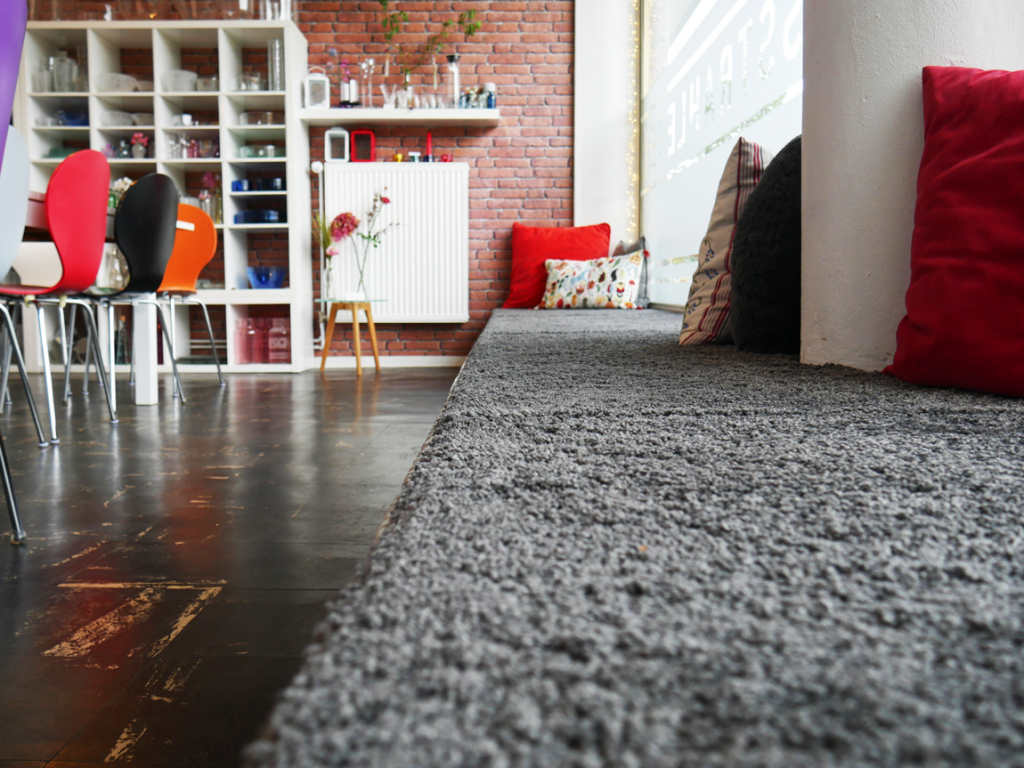 Sitzecke vor dem Schaufenster