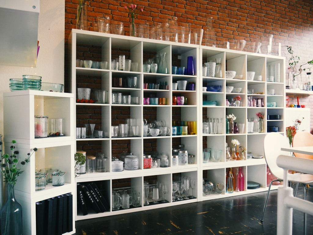 Regal mit Glasartikeln