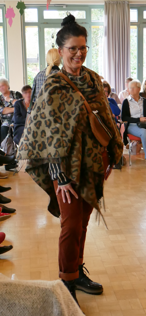 Model mit Leoparden Tunika