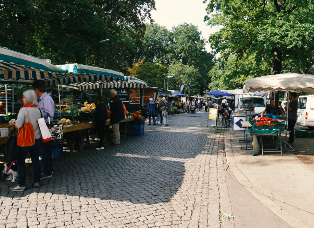 Markstände auf einem Wochenmarkt
