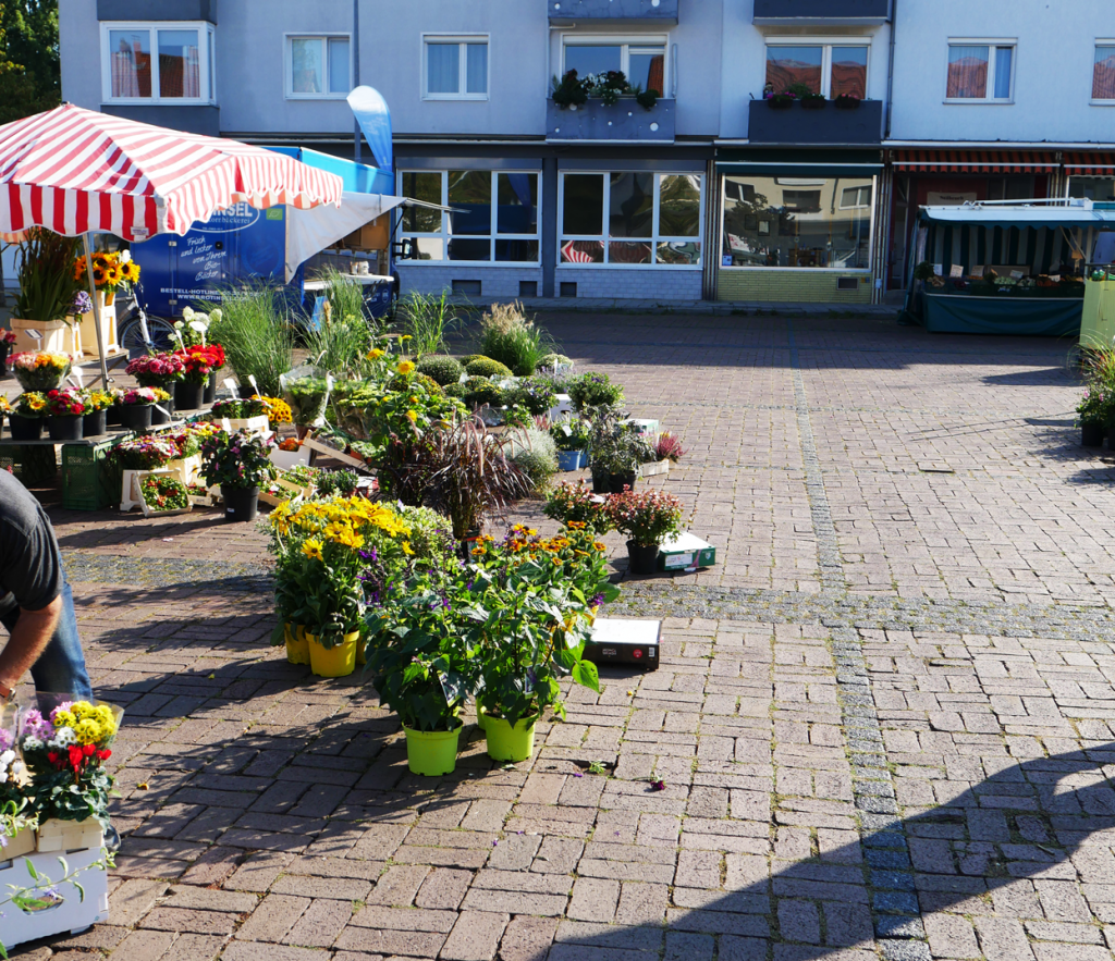 Blumenstand auf dem Wochenmarkt am Westfahlenplatz