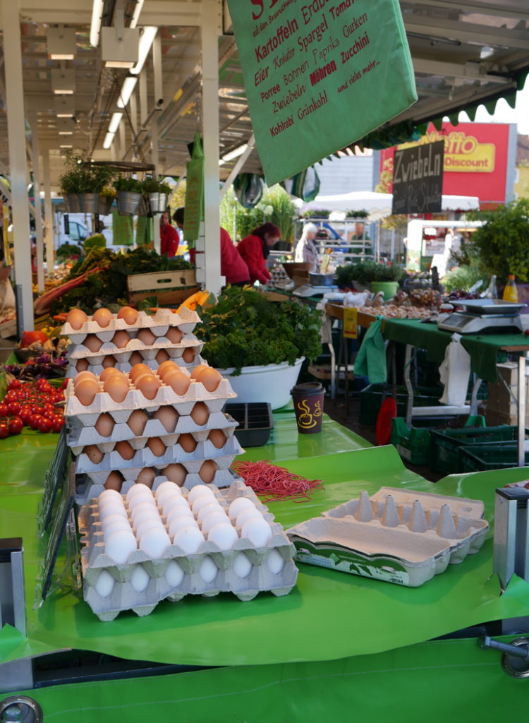 Eier in Kartons gestapelt