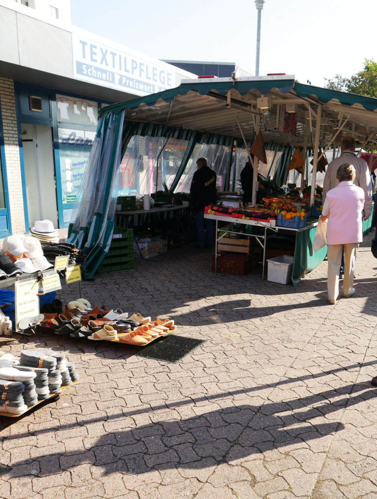 Obst und Schuhe auf dem Wochenmarkt