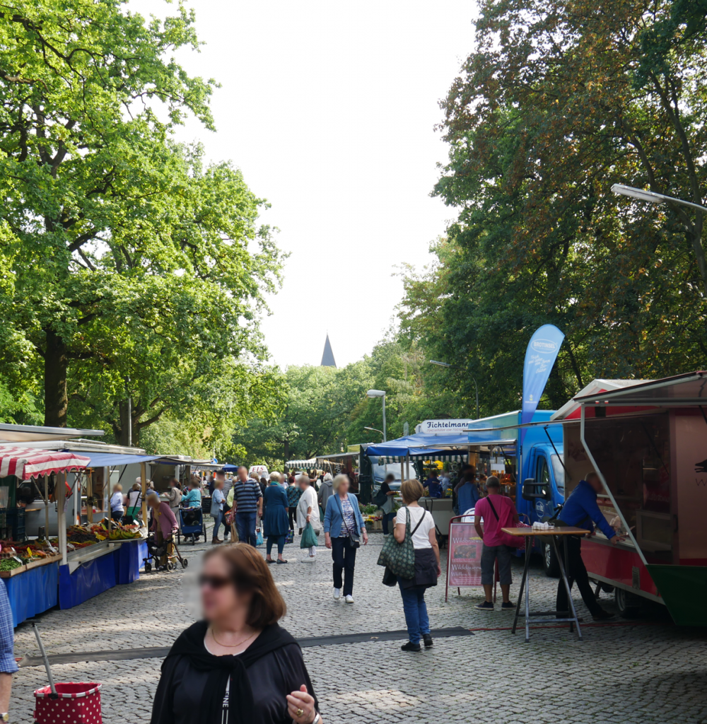 viele Menschen auf einem Wochenmarkt in Braunschweig