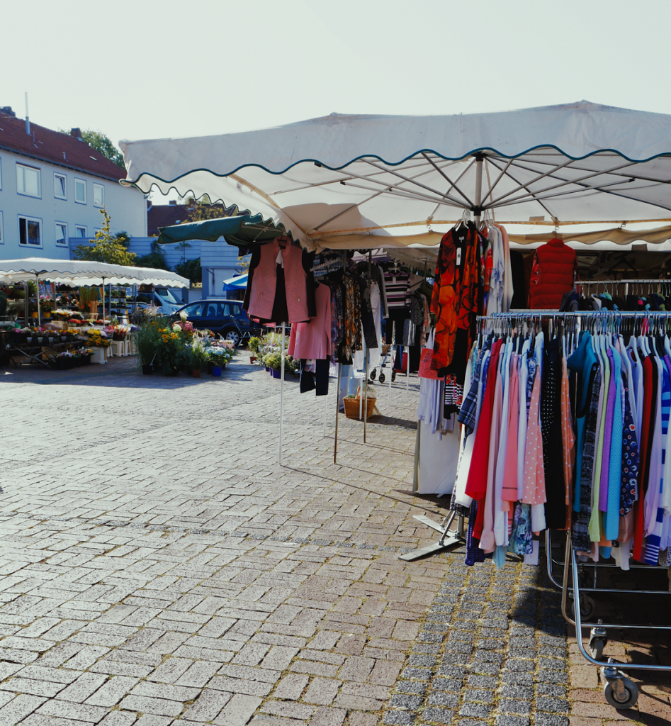 Kleider auf dem Wochenmarkt am Westfahlenplatz