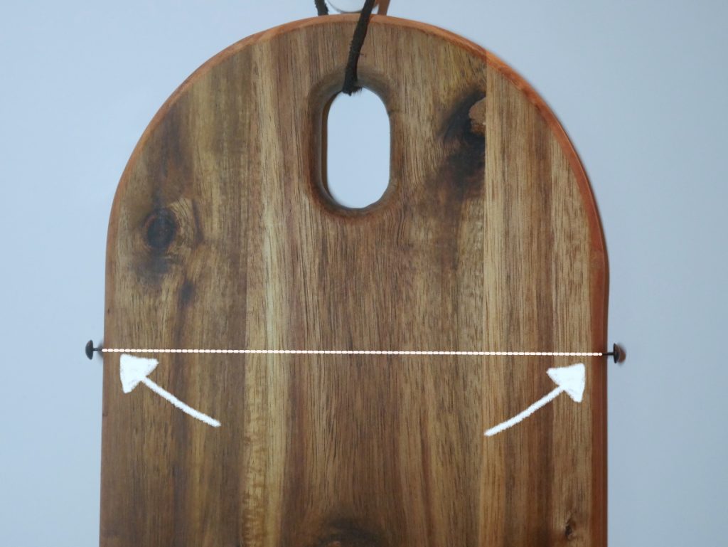 Stecknadeln anbringen, um die Notizrolle zu fixieren