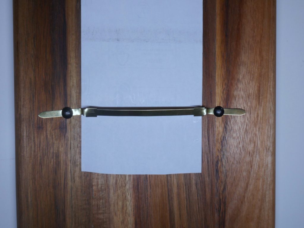 Metallblech als Abrisshilfe für die Notizrolle