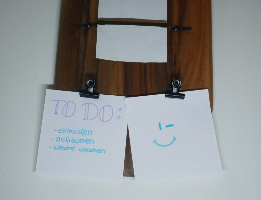 Notizzettel unter der Kassenrolle