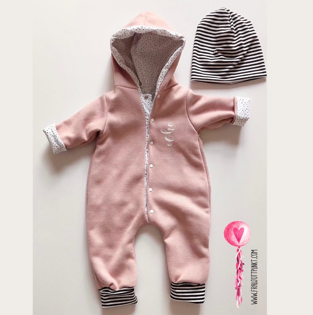Rosa Strampelanzug mit Mütze