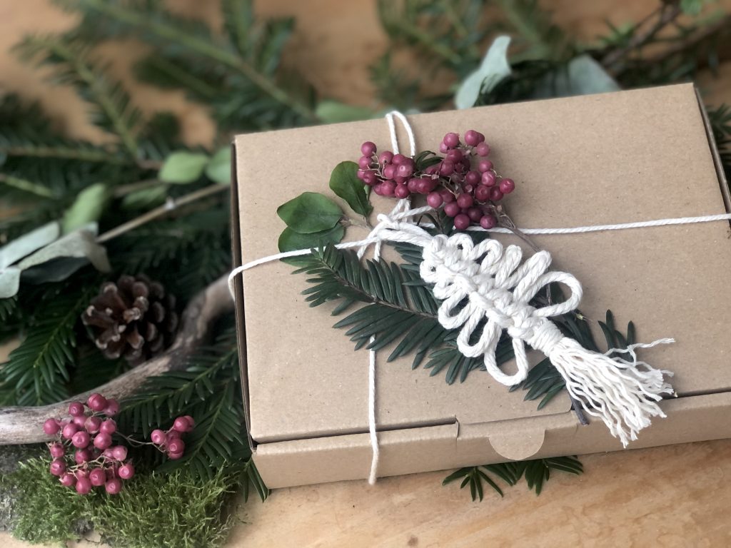 Geschenkschachtel mit Deko