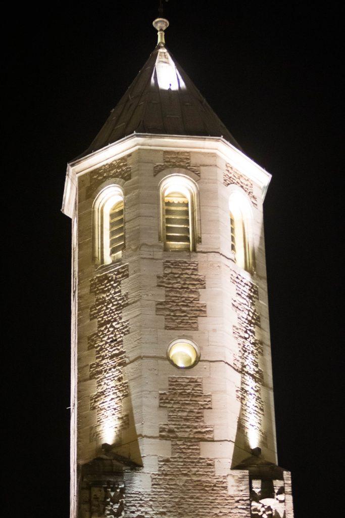 beleuchteter Rathausturm