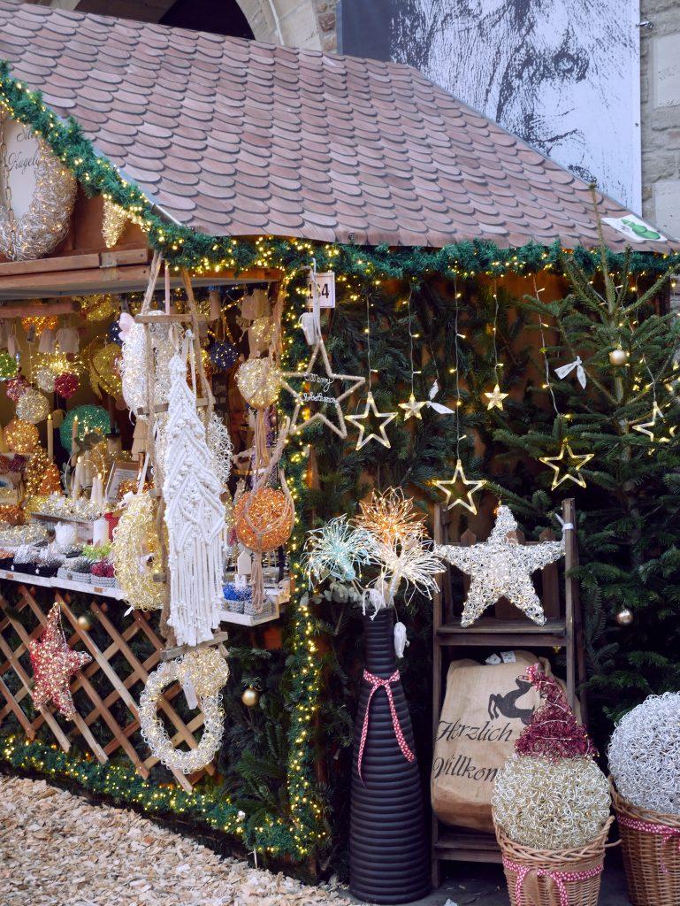 Dekostand für Weihnachtsdeko aus Drähten und Lichtern