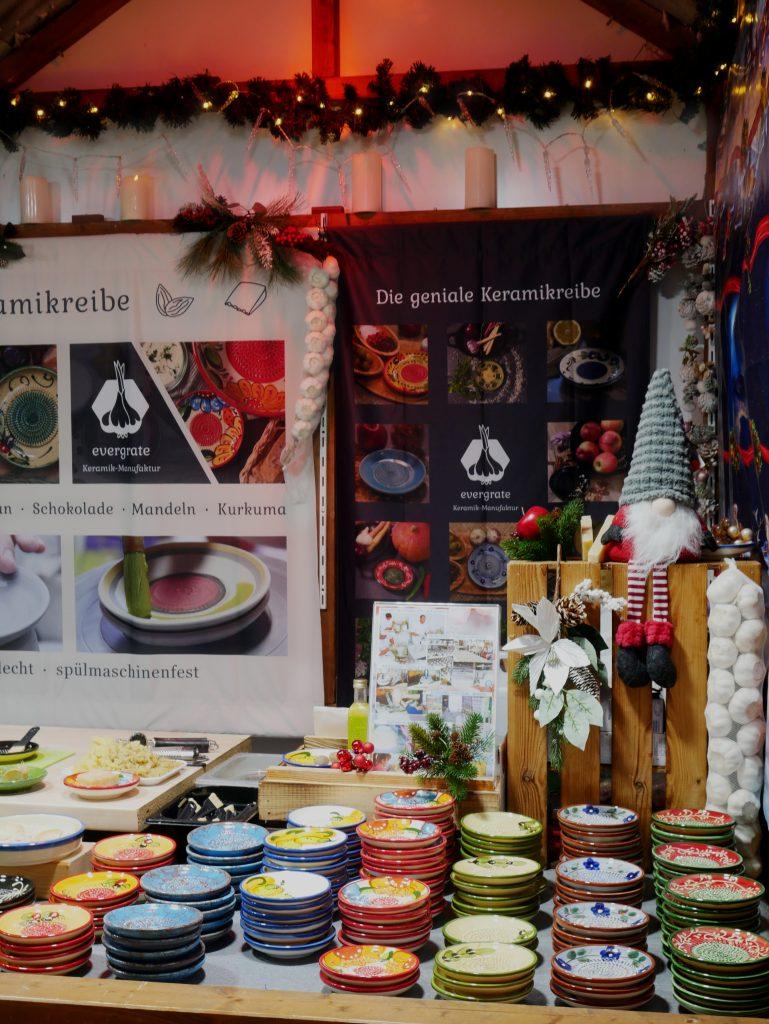 Marktstand mit verschiedenen Keramikartikeln