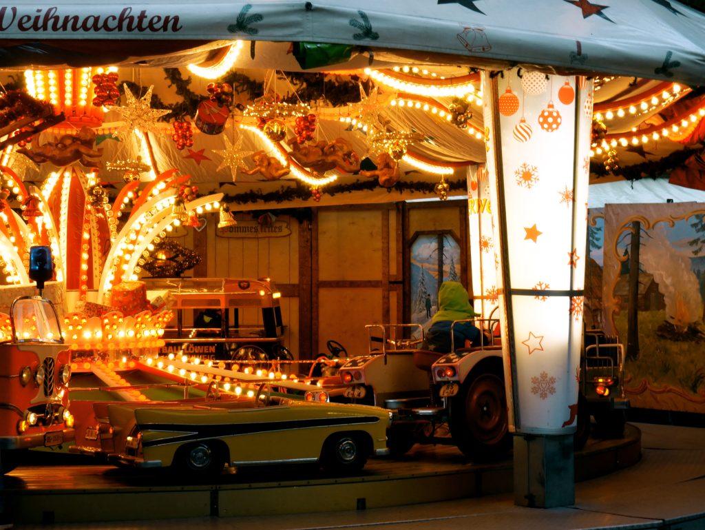 Kinderkarussell mit verschiedenen Fahrzeugen