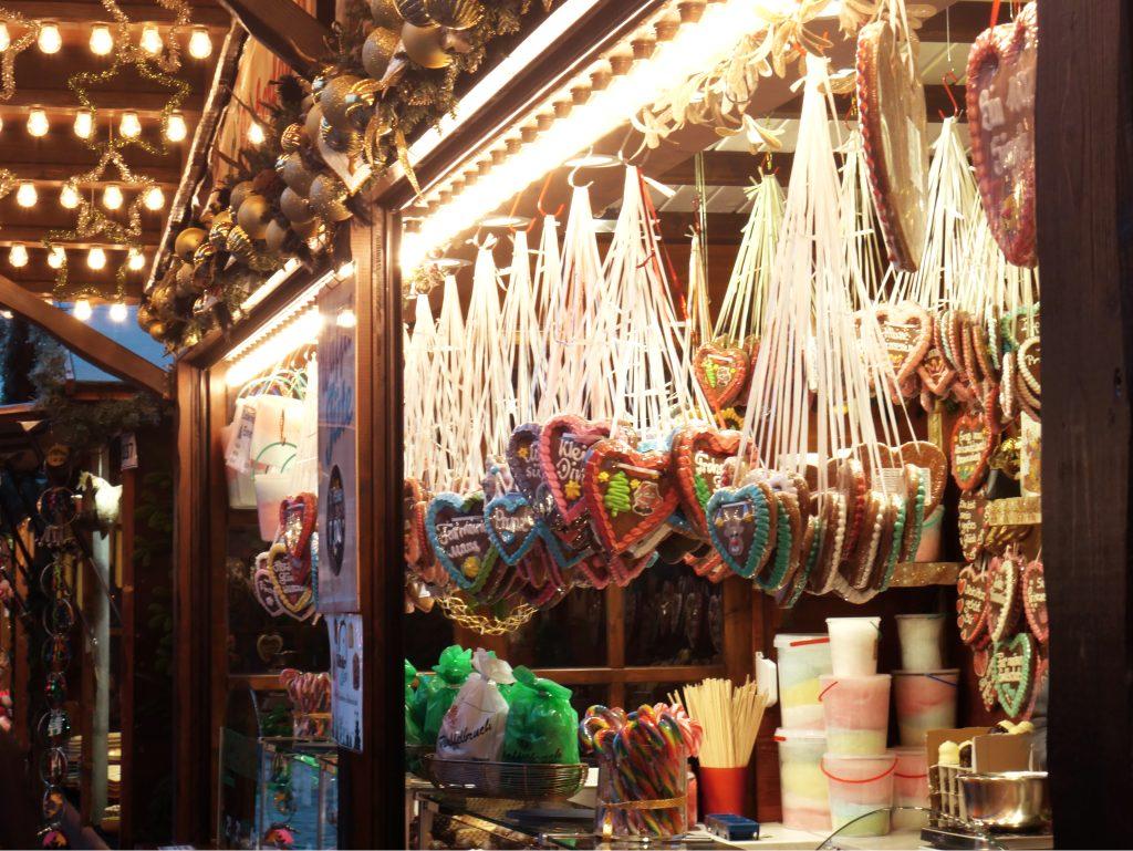 Marktstand mit Lebkuchen und weiteren Leckereien
