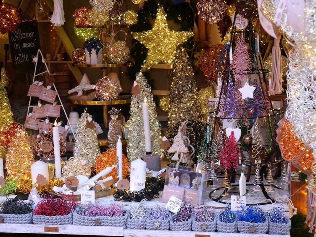 Marktstand mit Weihnachtsdeko aus Drähten und Lichtern