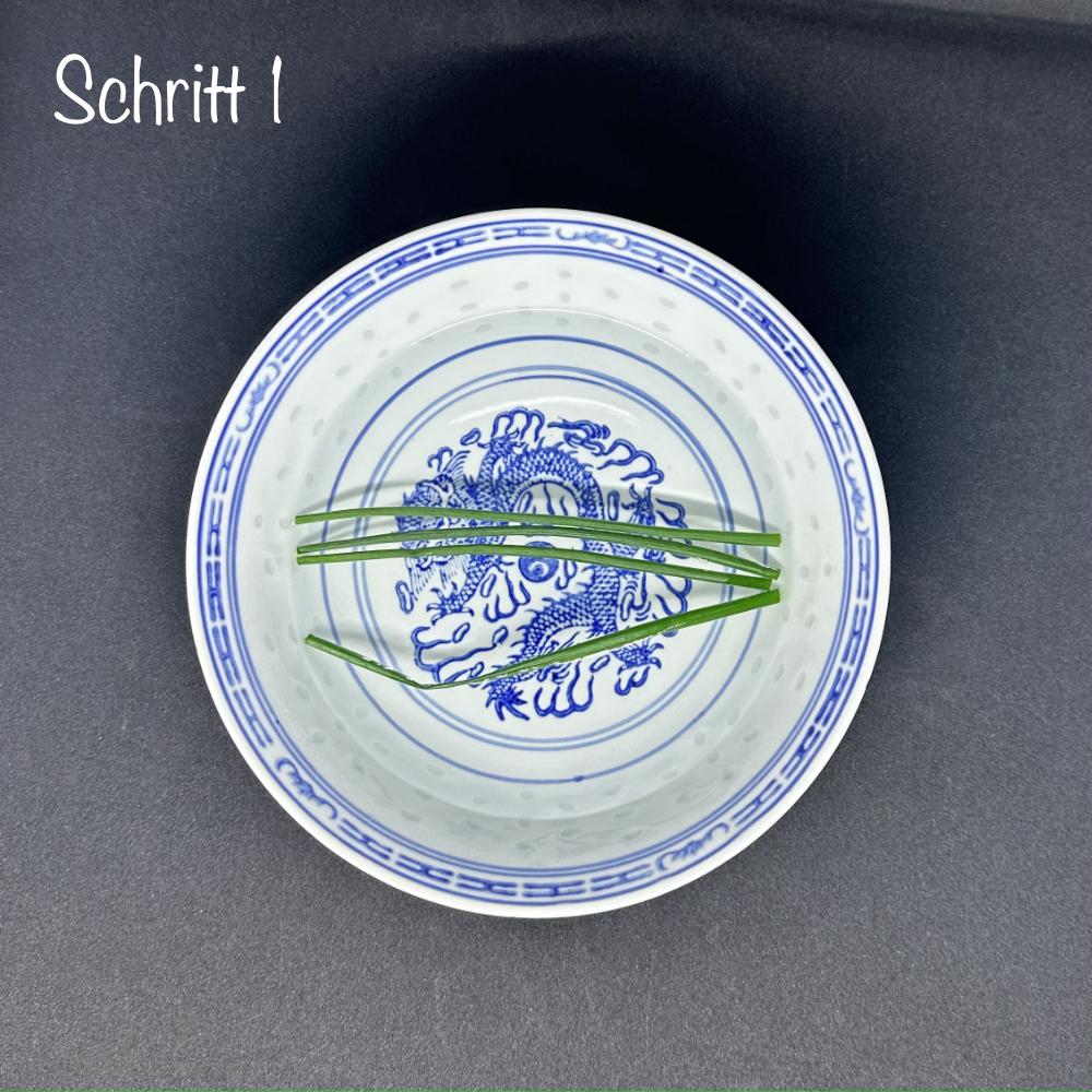 Schnittlauch in einer, mit heißem Wasser gefüllten Schale