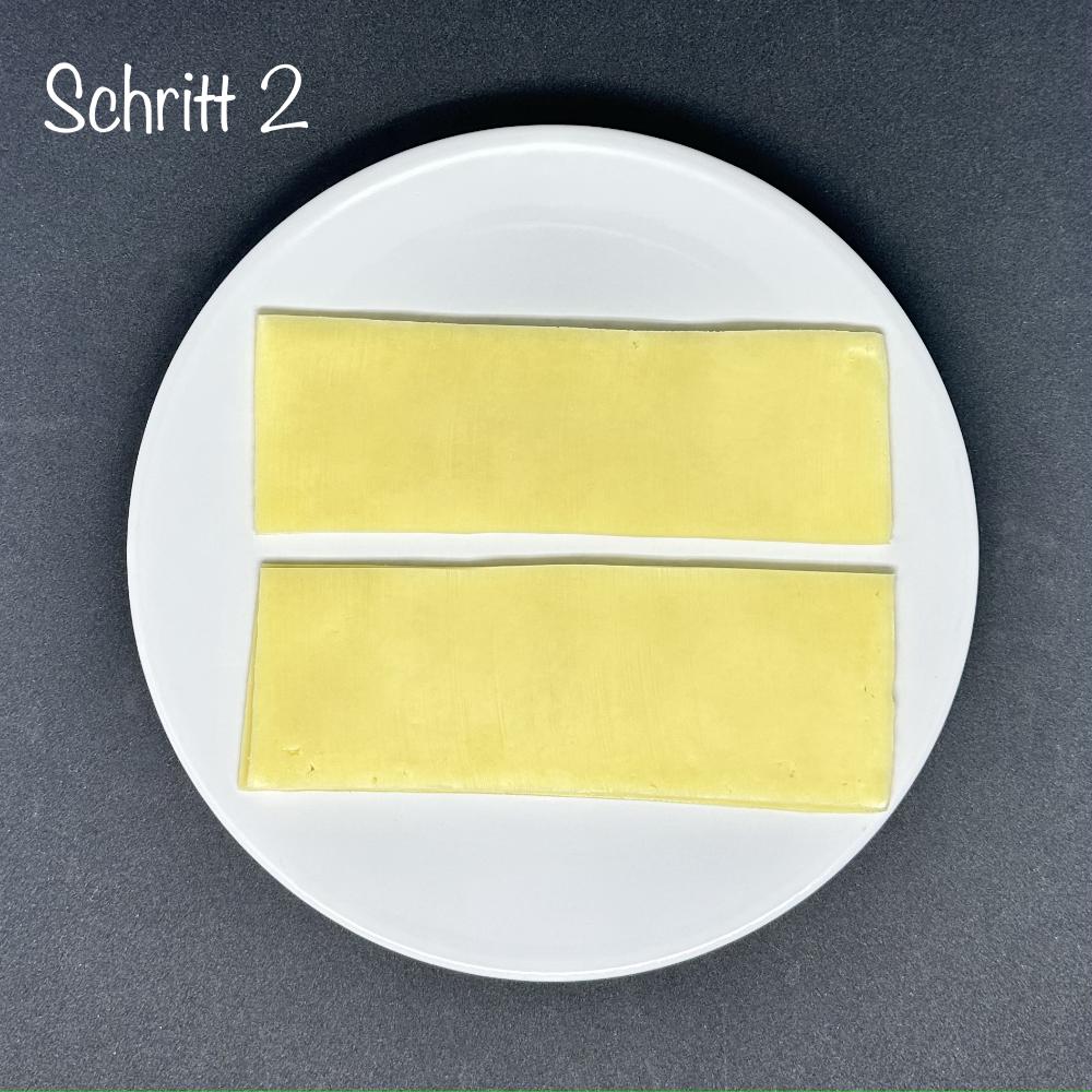 Übereinander liegende Käsestreifen