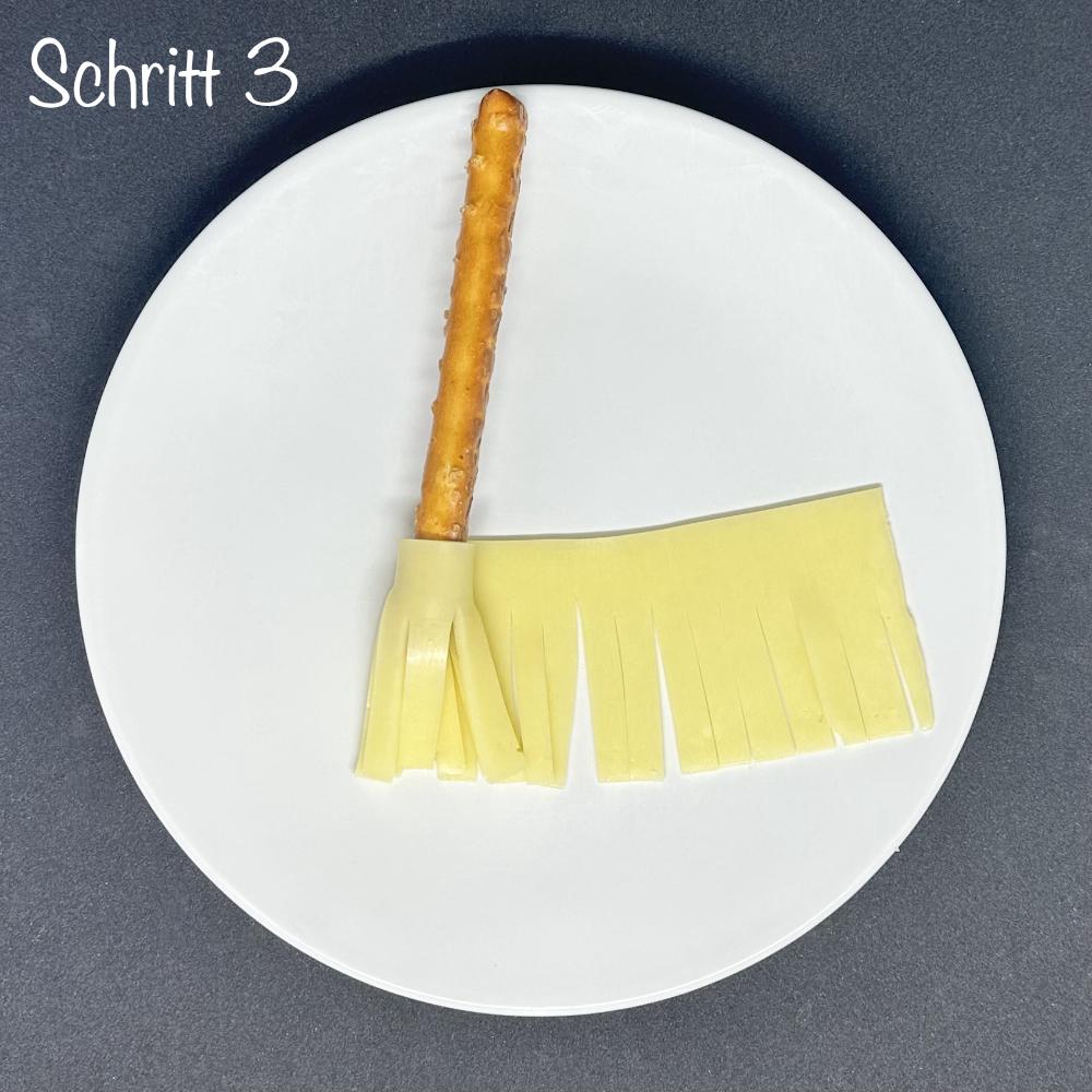 Käse wird um die Maxi-Salzstange gewickelt