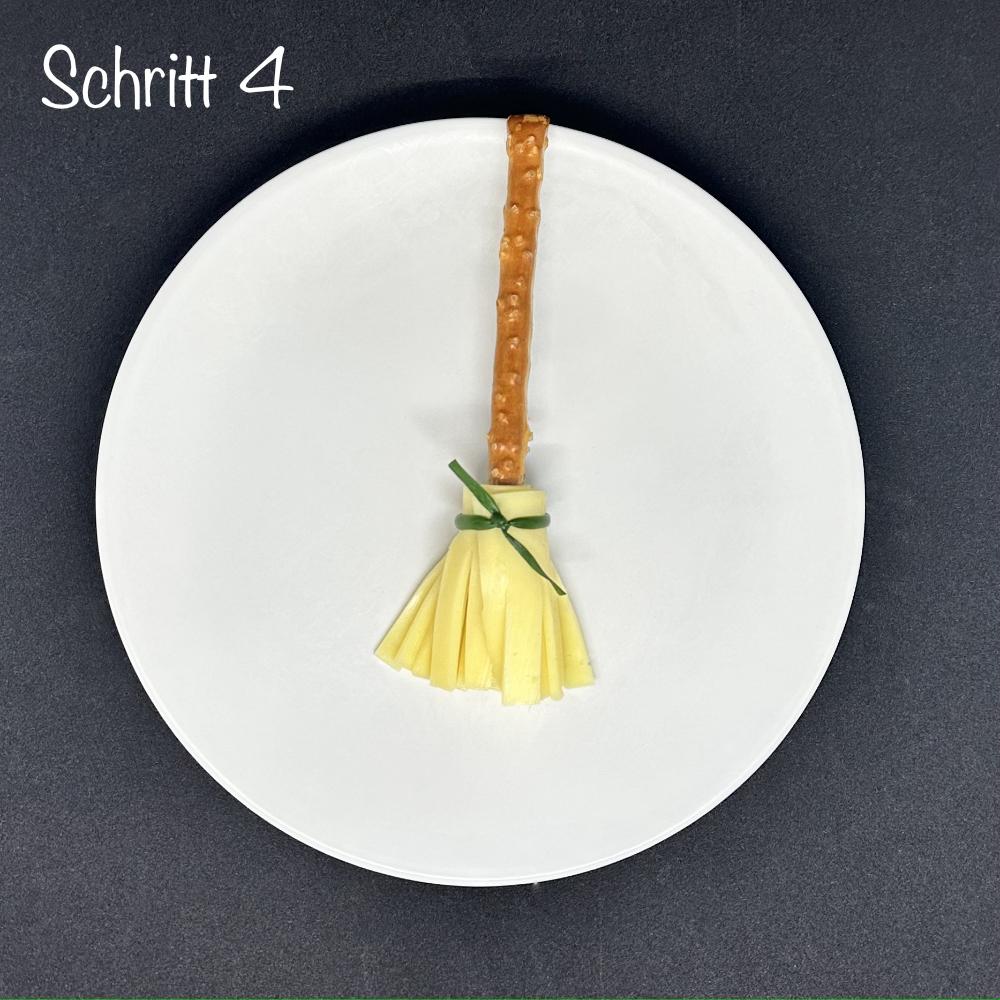 Schnittlauch wird um den Käse gewickelt