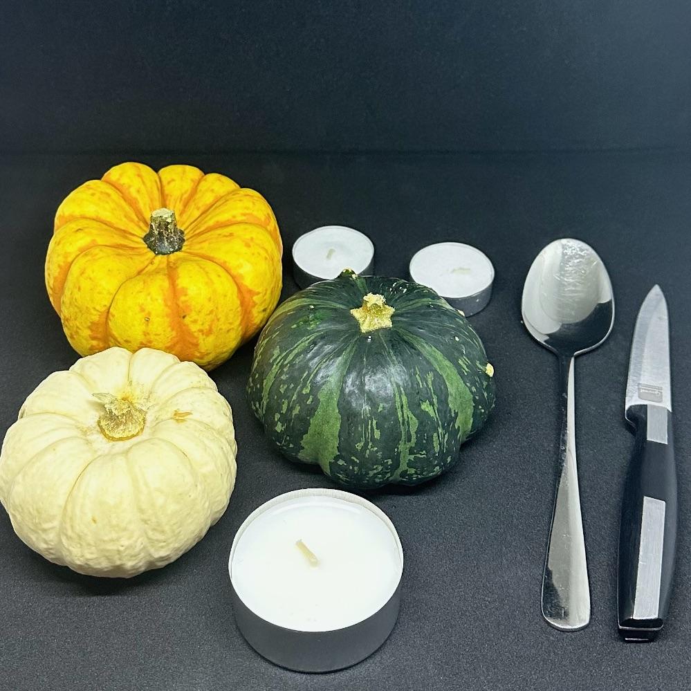 Zierkürbisse, Teelichter in unterschiedlichen größen, Löffel, Messer