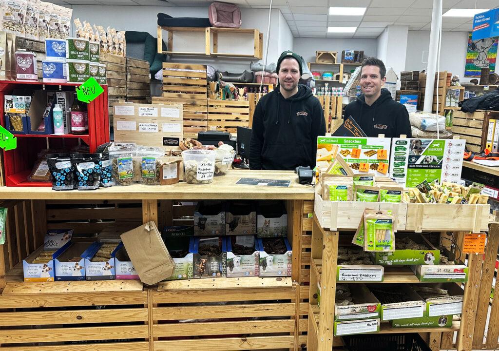 Imo und Marc Zimmermann hinter einem Einkaufstresen