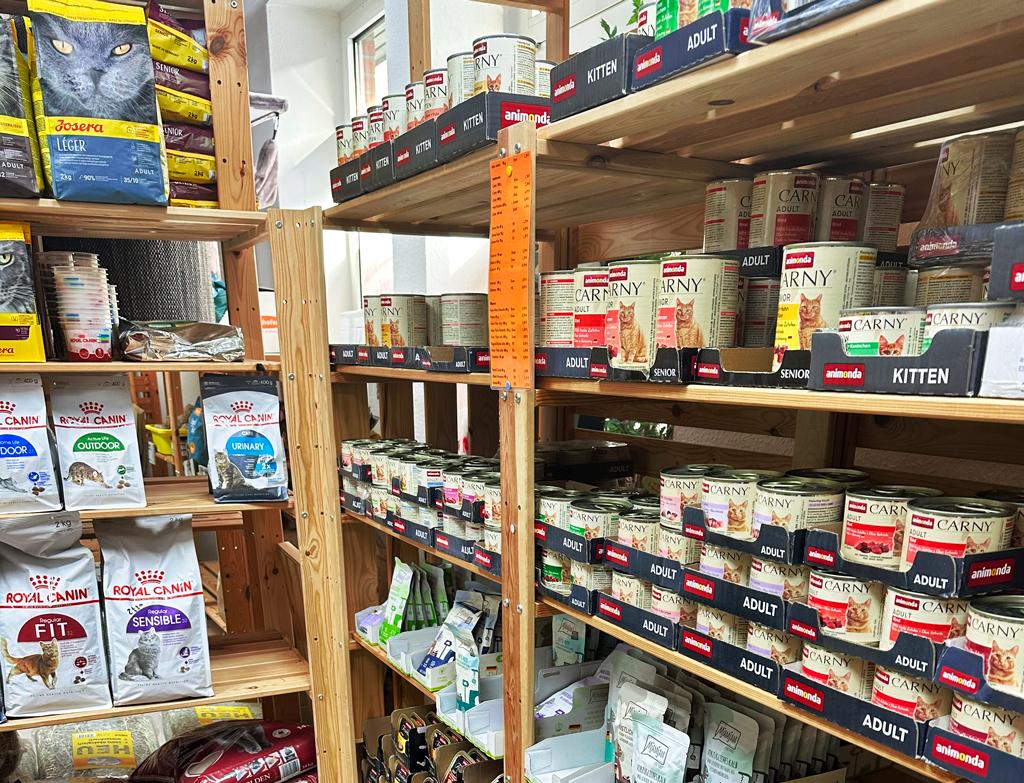 Regale mit Katzenfutter