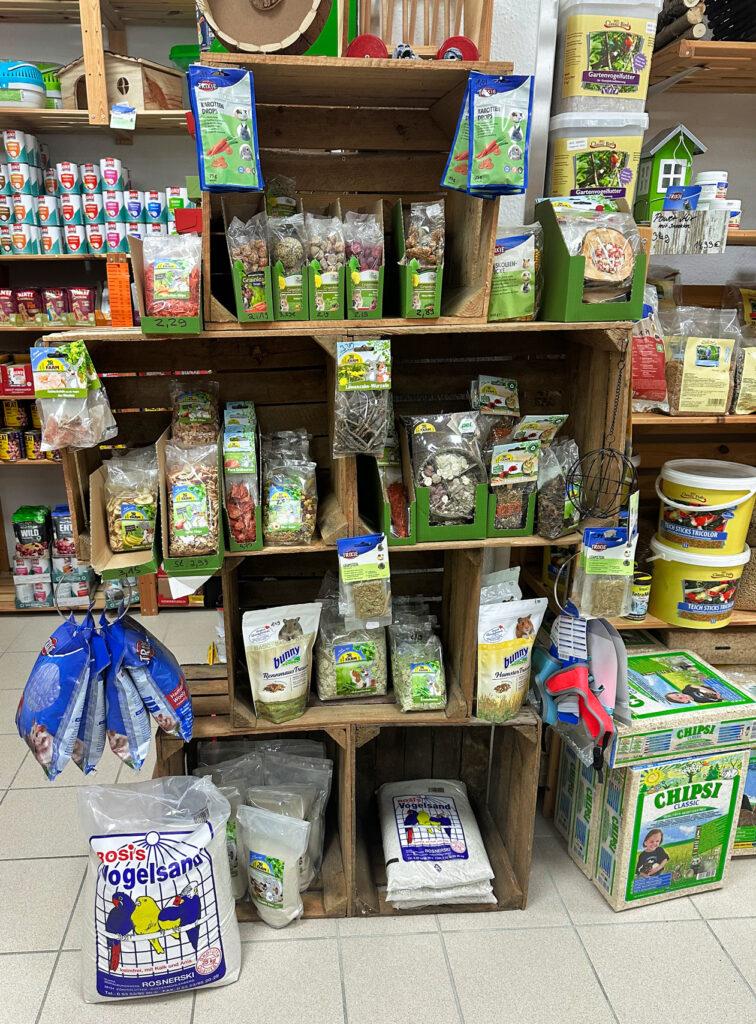 Regal aus Holzkisten mit Nagerfutter