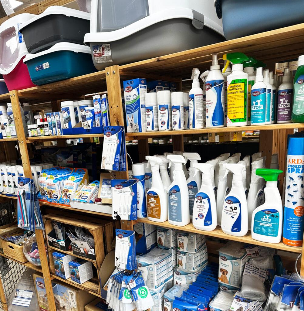 Regal mit Pflegeprodukten für Tiere