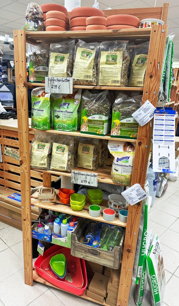 Regal mit Nager Futter und Zubehör