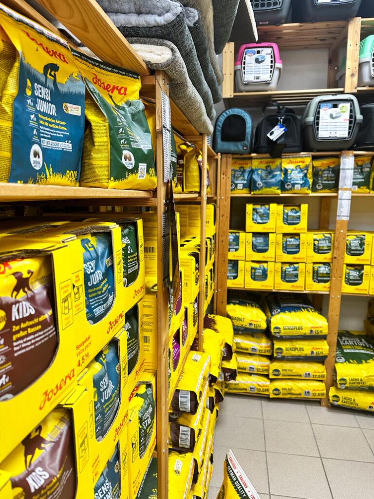 Regale mit Josera Hundefutter