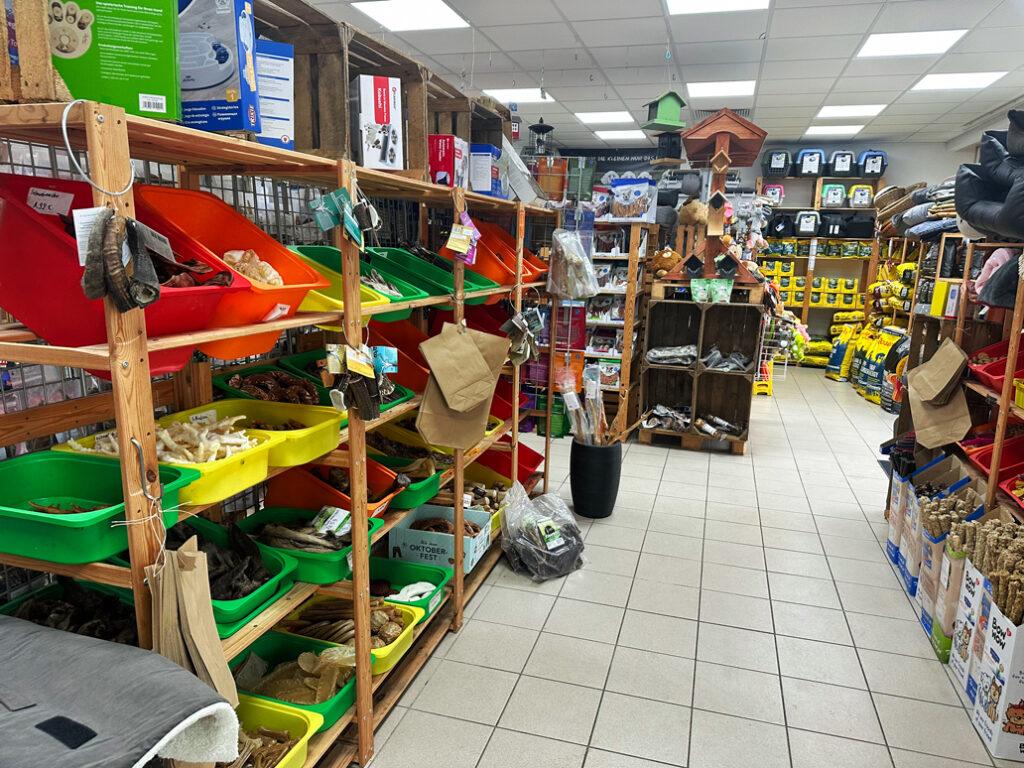 Regale mit Hundefutter