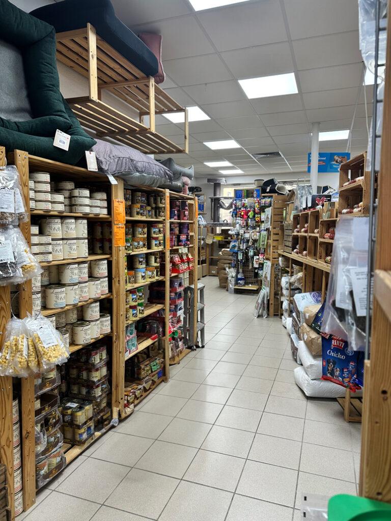 Regale mit Hundefutter Dosen