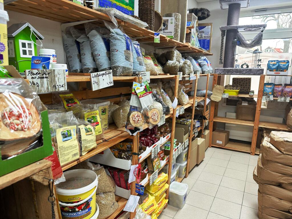 Regal mit Vogelfutter