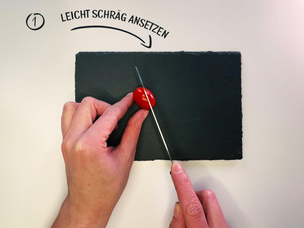 Tomate schräg anschneiden