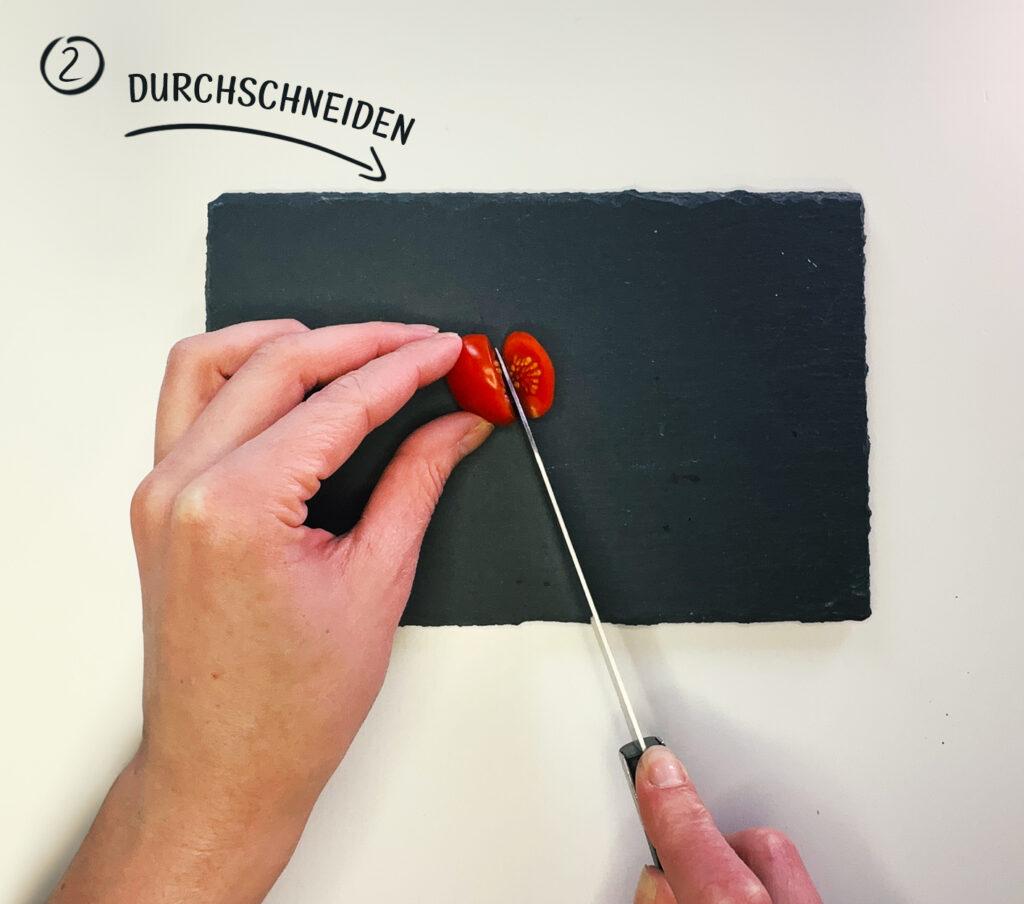 Tomate schräg durchschneiden