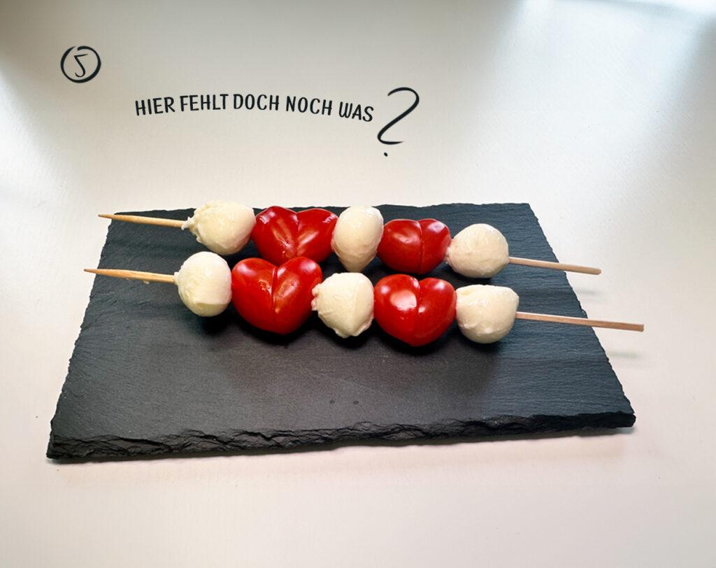 Herzförmige Caprese-Spieße mit Mozarella