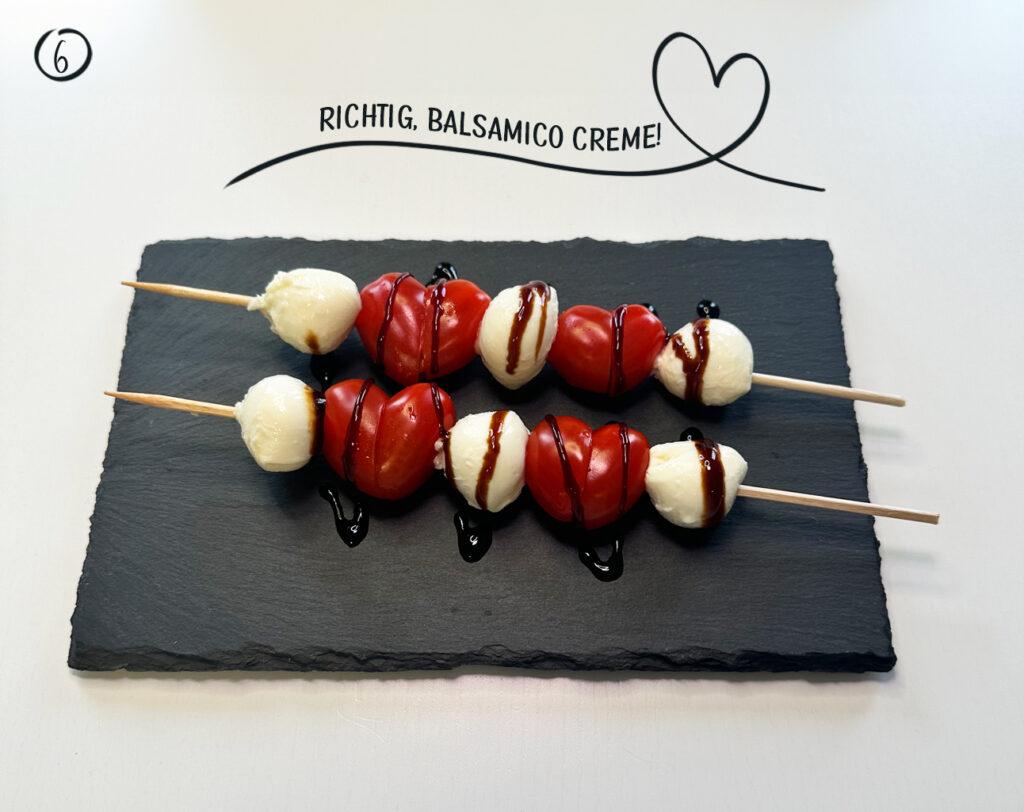 Herzförmige Caprese-Spieße